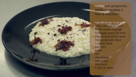 Videoricetta Risotto con Gorgonzola, Cipolla Caramellata e Fave di Cioccolato